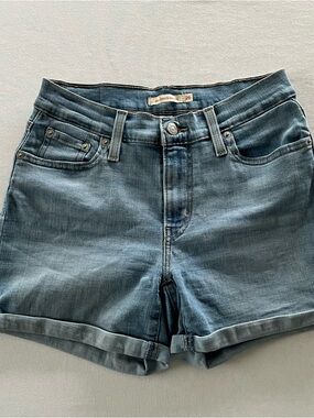 Levi’s Woman’s Mid-Length Light Wash Denim Jeans Shorts size 26 Rolled Cuff Hem